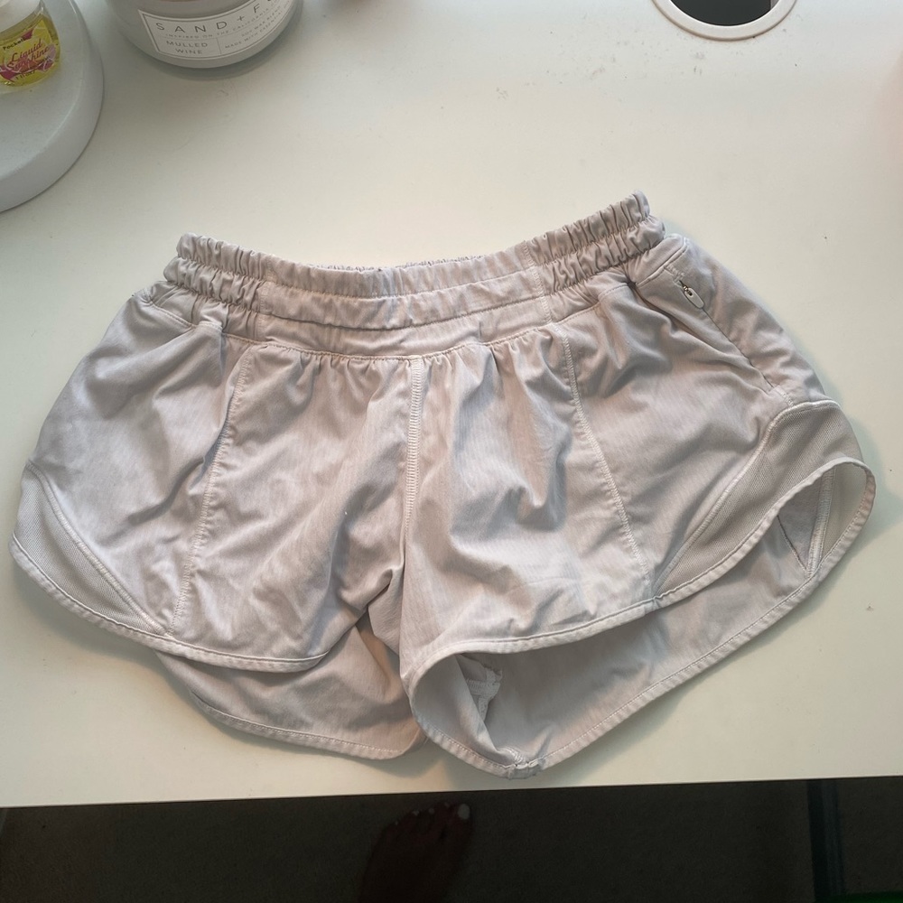 Lululemon White Hotty Hot Shorts 2.5”